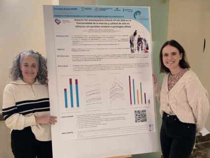 Presentamos nuestra experiencia con el exoesqueleto pediátrico Atlas 2030 ante la SEFIP Irma Garcia y Nerea Meabe posan a cada lado del póster que presentaron en la Jornada