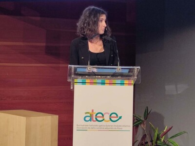 Hablamos sobre estrés, ansiedad e ictus La doctora Naiara Mimentza, en el atril de la jornada de Atece