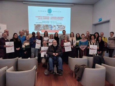 Recogemos ayudas técnicas en la IV Campaña de Donación de Bizkaia Un grupo amplio de personas posa en una sala con carteles de la camapañ de recogida de ayudas técnicas de Bizkaia