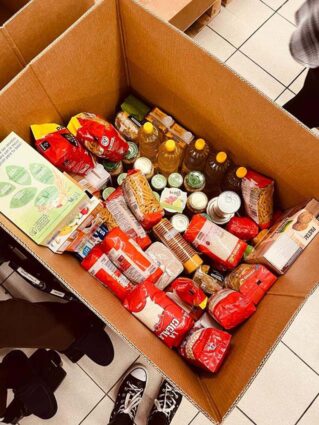 Elikagaien Bankuarekin boluntariotzan Elikadura-produktuez betetako kaxa