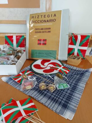 Ikurriñas, lauburus y otros objetos y símbolos relacionados con la cultura y la lengua vascas