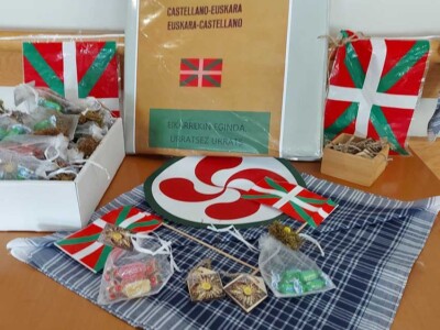 Euskararen Eguna da, txoriburu! Ikurrinak, lauburuak eta euskal kultura eta hizkuntzarekin zerikusia duten beste objektu eta sinbolo batzuk