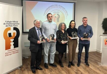 Irma García y Nerea Meabe, premiadas como "Mejores fisioterapeutas del País Vasco" Dos mujeres y tres hombres posan con sendos trofeos
