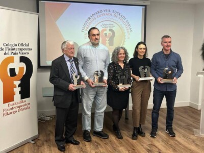 Dos mujeres y tres hombres posan con sendos trofeos