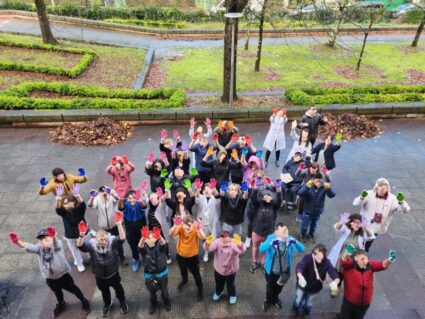 Nos unimos a la celebración del Día Internacional de las Personas con Discapacidad Un grupo de personas con las manos pintadas de colores