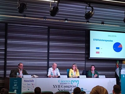 Iban Arrien pone en valor la fisioterapia neurológica en el Congreso Nacional de Fisioterapia Tres hombres y una mujer, sentados en una mesa como ponentes en un congreso