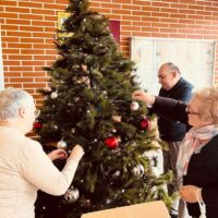 Ekintzaz betetako Gabonak Hainbat adinekok apaindu dute Gabonetako zuhaitz bat