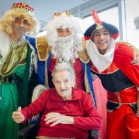 Erregeek opariz bete dute Txurdinagabarri Egoitza Hiru Errege Magoak, Txurdinagbarriko egoiliar batekin batera