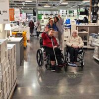 Goizean erosketak egiten Ikean Goizean erosketak egiten Ikean