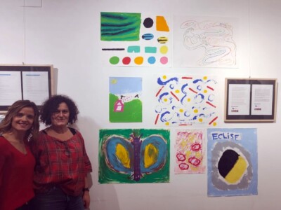 Amaia Bolumburu Errehabilitazio Psikosozialeko Zerbitzuko koordinatzailea, Maite Arriaga Pinturaterapia Tailerreko irakaslearekin, Gabonetan Aita Menniren pazienteen lanak jasoz Eibarren egin zen erakusketa bisitatzen