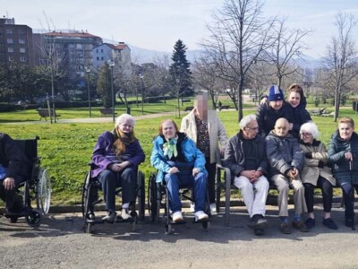 Eguzkitan, Etxebarria parkean Adineko pertsonen talde bat, aulki batean eta gurpil-aulkietan eserita