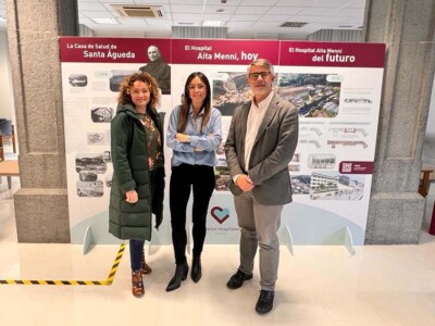 Alejandro Florit, junto a la coordinadora de la Residencia Txurdinagabarri, Joana López, y la directora de Enfermería de Aita Menni, Nerea Gutiérrez