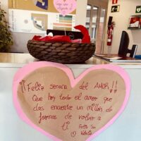 San Valentín llena Txurdinagabarri de corazones Imagen de la recepción de la Residencia Txurdinagabarri, con un gran corazón