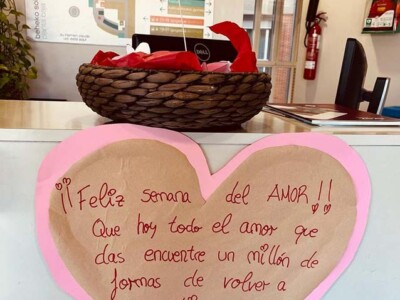 San Valentinek bihotzez bete du Txurdinagabarri Imagen de la recepción de la Residencia Txurdinagabarri, con un gran corazón