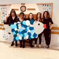 Sardina datorren urtera arte agurtu dugu Las cinco monitoras de Txurdinagabarri posan con la Sardina de Carnaval