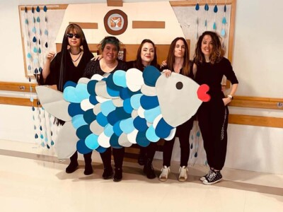 Sardina datorren urtera arte agurtu dugu Las cinco monitoras de Txurdinagabarri posan con la Sardina de Carnaval