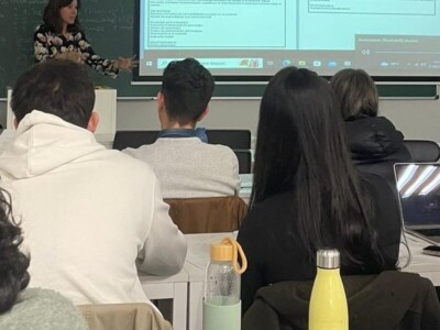 Ainhoa Espinosa, durante una sesión del módulo que imparte en el Máster de Psicología General Sanitaria + Neuropsicología Clínica