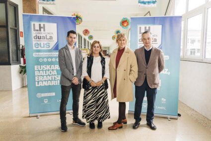 Dos hombres y dos mujeres, representantes de la Dirección de Aita Menni, el Área de Personas y la Comisión de Euskera.