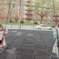 Una mujer y una niña, cada una en un columpio