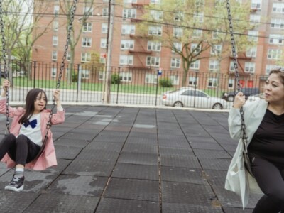 Autismoa duten pertsonen familiekin lan egitearen garrantzia Una mujer y una niña, cada una en un columpio