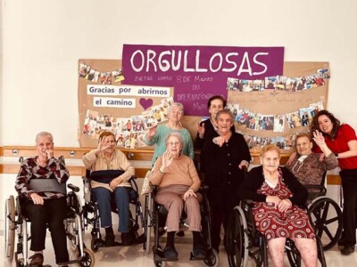 Emakume izateaz harro Varias residentes de Txurdinagabarri y trabajadoras posan delante de un mural con la palabra Orgullosas