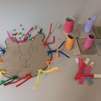 Diversos objetos con formas diferentes y colores llamativos