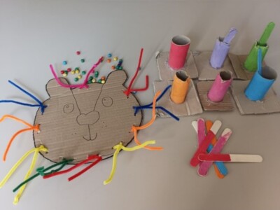 Autismoa eta TEACCH metodoa: AENa duten pertsonen autonomia sustatzen Diversos objetos con formas diferentes y colores llamativos