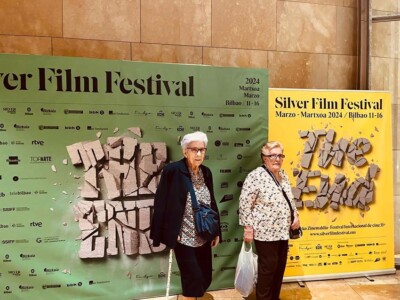 Silver Film Festivaleko belaunaldi arteko saio batean Bi emakume, Silver Film Festivaleko kartel handi batzuen aurrean.