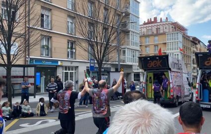 Dos personas usuarias del CRPS de Irún, portando el testigo de Korrika