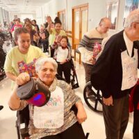 El testigo de la Korrika recorre la Residencia Txurdinagabarri