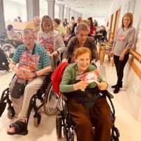 El testigo de la Korrika recorre la Residencia Txurdinagabarri