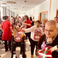 El testigo de la Korrika recorre la Residencia Txurdinagabarri