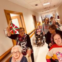 El testigo de la Korrika recorre la Residencia Txurdinagabarri