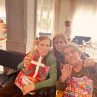 El testigo de la Korrika recorre la Residencia Txurdinagabarri