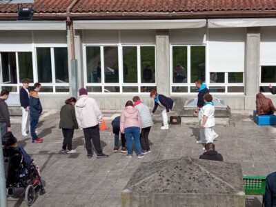 «Autismoa zugandik gertu» Espektro autistaren nahastea duten pertsonak eta monitoreak Aita Menni ospitalean jarduerak egiten