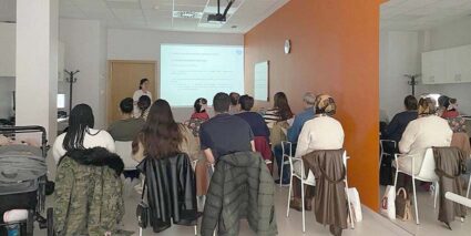 Taller de alimentación en nuestra Unidad de Rehabilitación Infantil Un grupo de personas en una sala, escuchando a una ponente