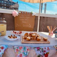 Udaberri jaia Txurdinagabarrin Una mesa con aperitivos y decorada con banderolas en la terraza de la Residencia txurdinagabarri