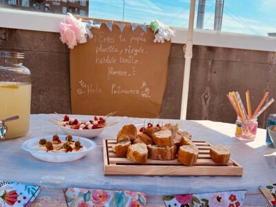 Fiesta de la primavera en Txurdinagabarri Una mesa con aperitivos y decorada con banderolas en la terraza de la Residencia txurdinagabarri