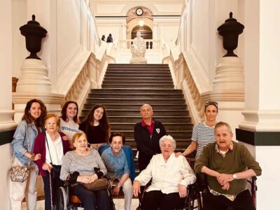 Un "chute" de energía en la Universidad de Deusto Un pequeño grupo de personas mayores, junto a dos monitoras y varias alumnas