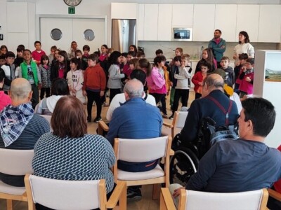 Los "txikis" de Arizmendi nos alegran la mañana en Musakola Un grupo de niñas y niños canta delante de varias personas sentadas en sillas