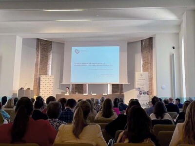 Estableciendo los objetivos de la rehabilitación física tras un ictus Un amplio grupo de personas, escuchando una ponencia en una sala