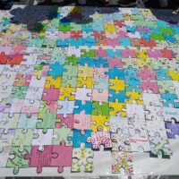 Un puzzle hecho con piezas grandes de distintos colores y con inscripciones