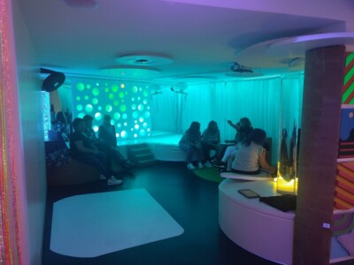 Snoezeleni, TEACCH metodoari eta AACSri buruzko formazioa eman dugu Varias mujeres, en el interior de una sala snoezelen del Hospital Aita Menni