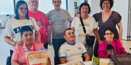 Personas usuarias de un centro de día de daño cerebral de Nicaragua visitan el nuestro en Arrasate Ocho personas posan en el centro de día de daño cerebral de Hermanas Hospitalarias en Musakola