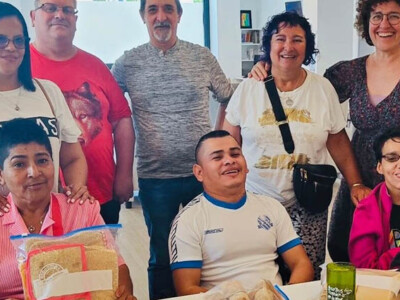 Ocho personas posan en el centro de día de daño cerebral de Hermanas Hospitalarias en Musakola