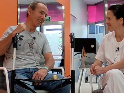 Jaime Lafita, paciente con ELA, nos habla de la importancia de la rehabilitación logopédica Jaime Lafita y Ohiana Ramos, sentados en sendas sillas, se miran sonriendo