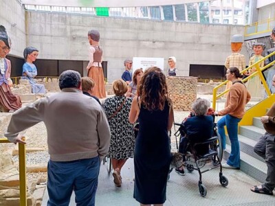 Bilboko Erraldoiak Varias personas, de espadas, frente a varios gigantes