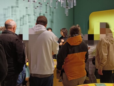 Personas con trastornos del espectro autista y alteración de conducta, en una exposición.