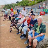 Salidas veraniegas a Sopelana y La Arena Varias personas mayores, sentadas en bancos en el paseo de la playa de Sopelana (Bizkaia)