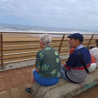 Salidas veraniegas a Sopelana y La Arena Varias personas mayores, sentadas en bancos en el paseo de la playa de Sopelana (Bizkaia)